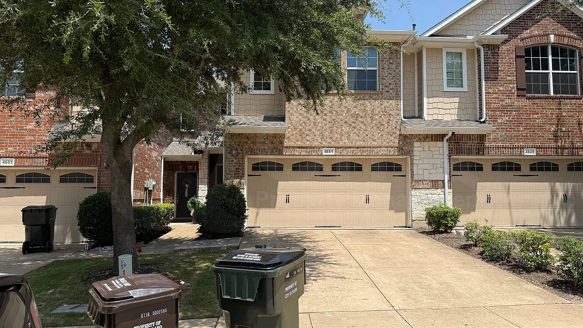 2 bed, 2.5 bath, 1634 sqft, $2,299 — Photo 2