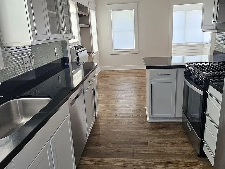1315 E Broadway — Photo 11