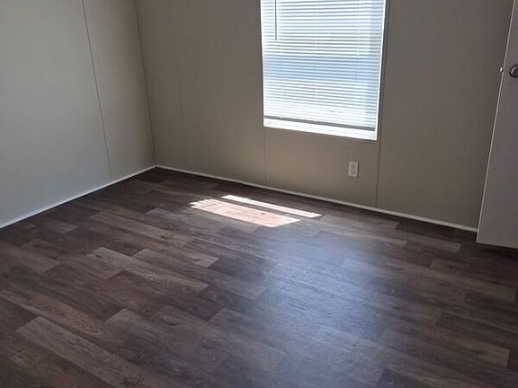 4th image of 185 Lakeside Ln