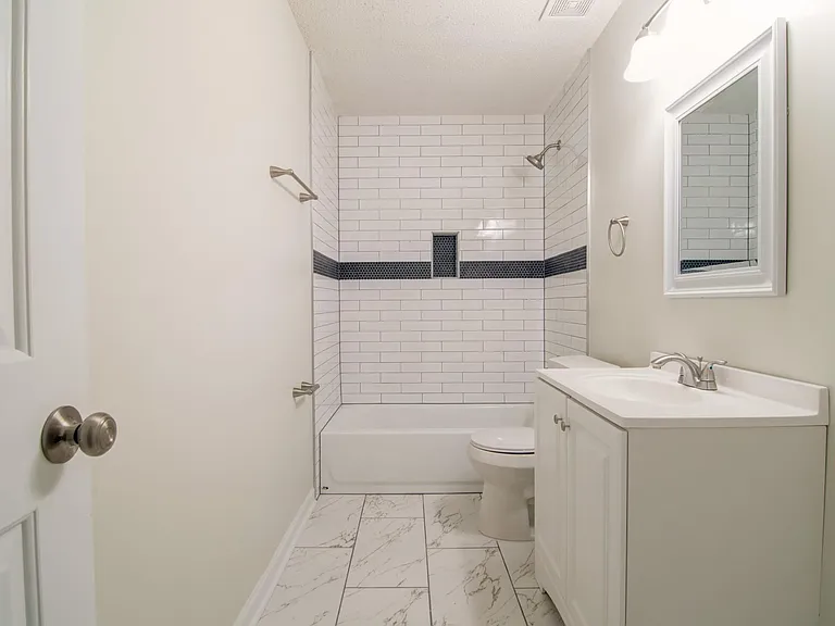 2822 Laura Cir E — Photo 15