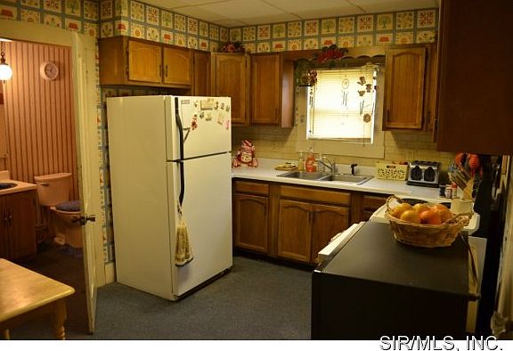 4th image of 586 E Adams St