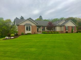 9598 Fairfax Dr, Pinckney, MI 48169