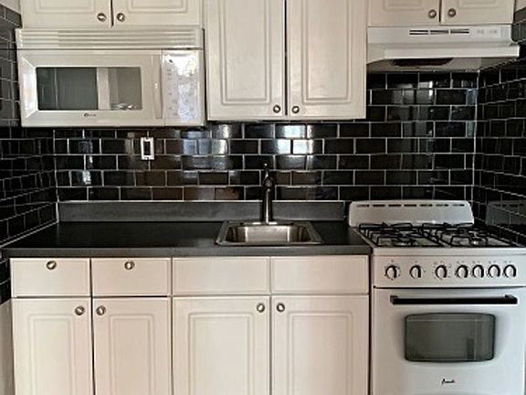 4th image of 30 W 72nd St APT 3A