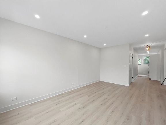 4th image of 6254 N Whipple St #2