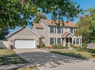 1505 Paddington Dr, Bloomington, IL 61704