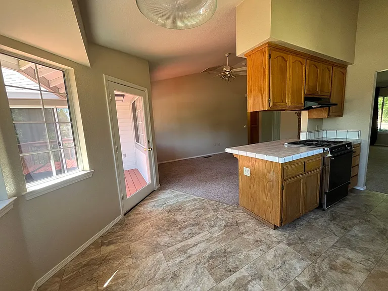 1905 Kinvarra Way — Photo 10