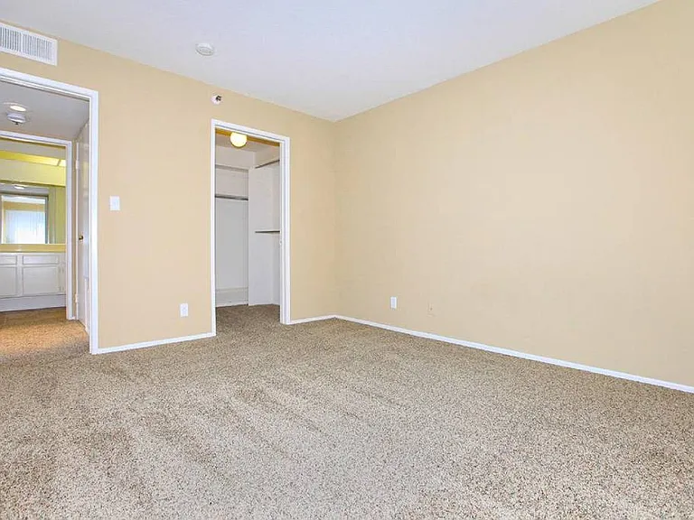 Savoy West Apartments — Photo 30