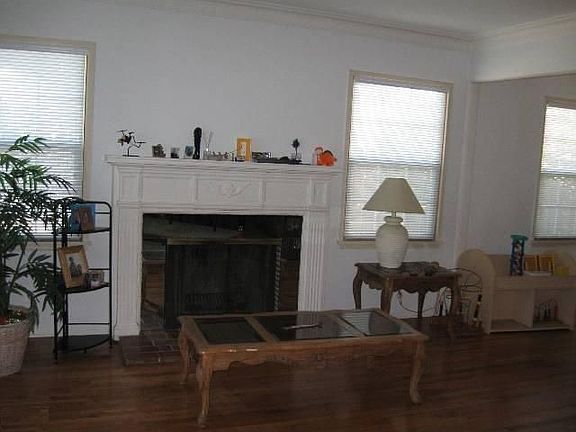 2nd image of 2915 Guirado St
