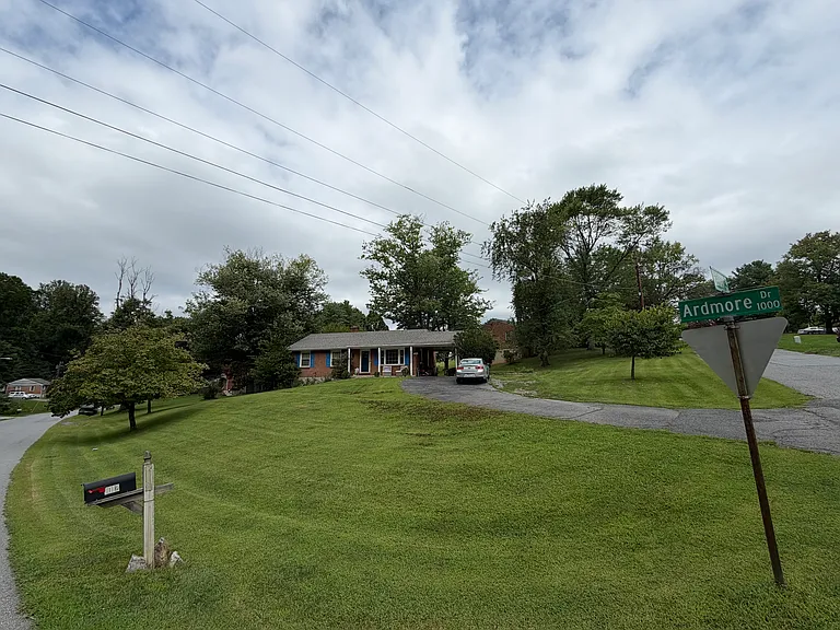 1012 Ardmore Dr — Photo 2