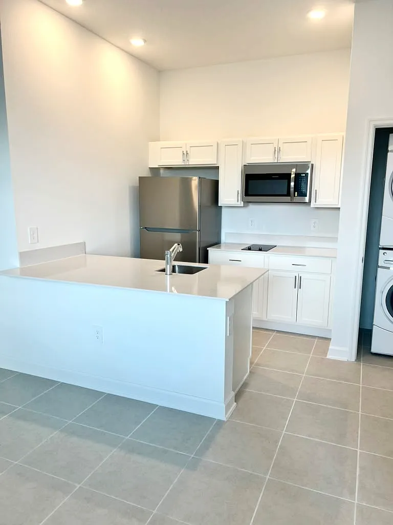 Studio, 900 sqft, $1,350 — Photo 3