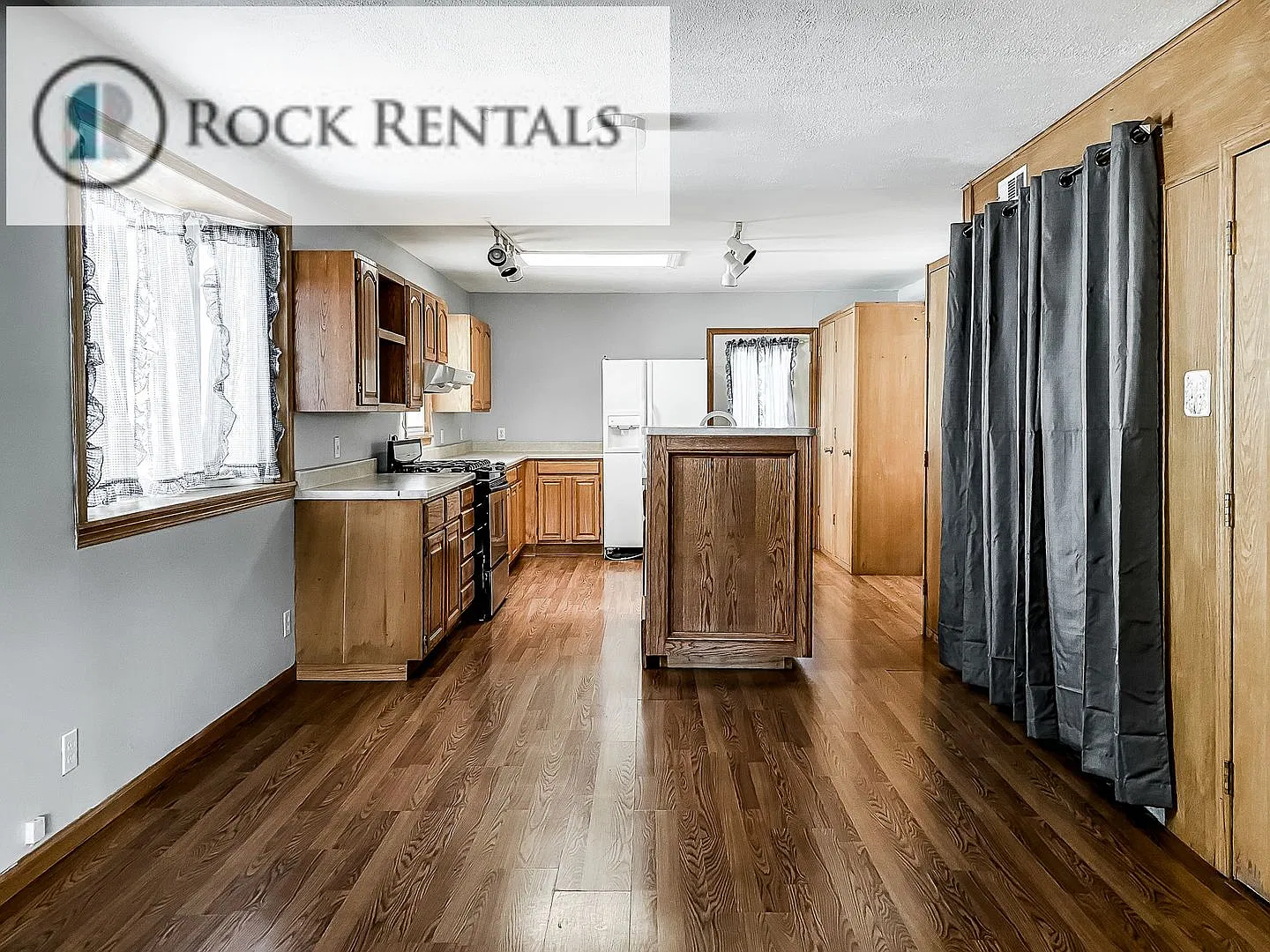 2 Bed 1 Bath with Detached 2 Car Garage — Photo 4