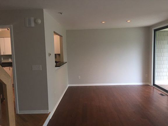 5th image of 2562 Essex Ln #104