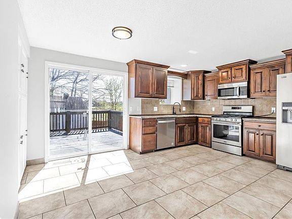 4th image of 621 E Bristol Ln