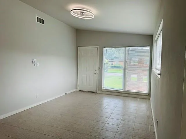 3 bed, 1.5 bath, 1390 sqft, $1,800 — Photo 3