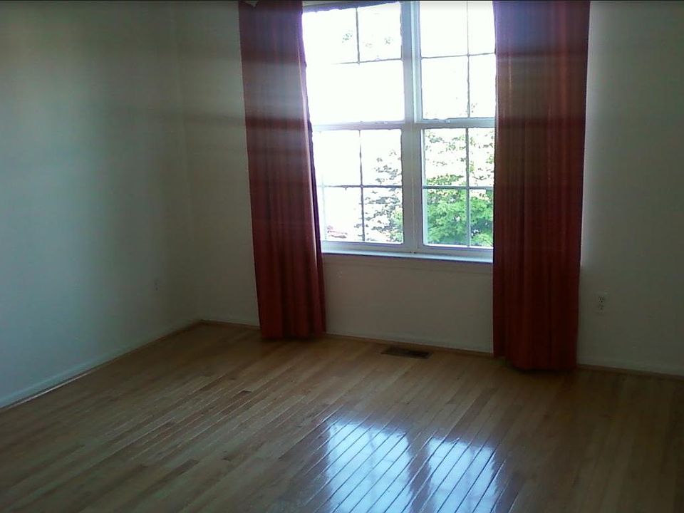 Main Floor Bedroom 1 (1)