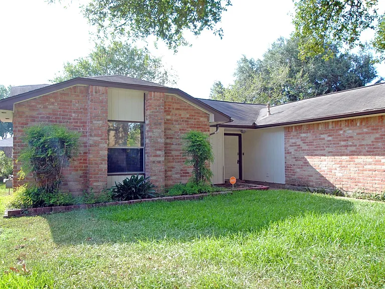 2711 Amaranth Dr — Photo 1