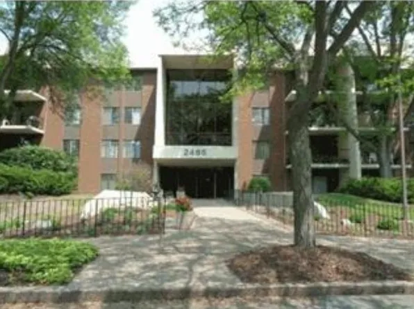 2465 Londin Ln E APT 402, Maplewood, MN 55119