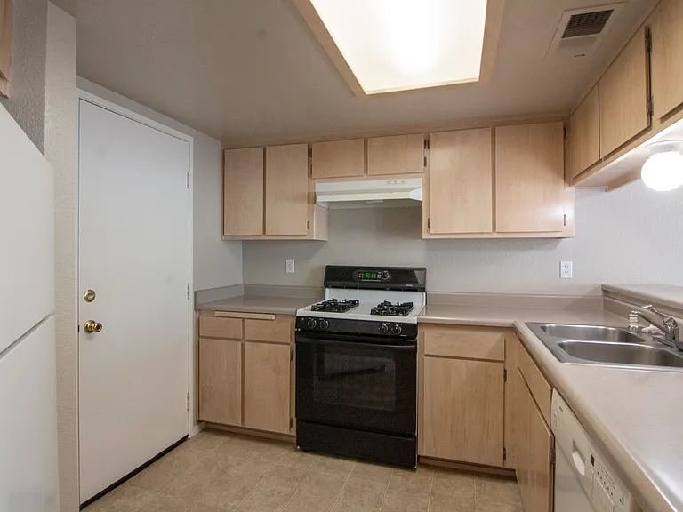 1134 Weatherby Ct — Photo 6