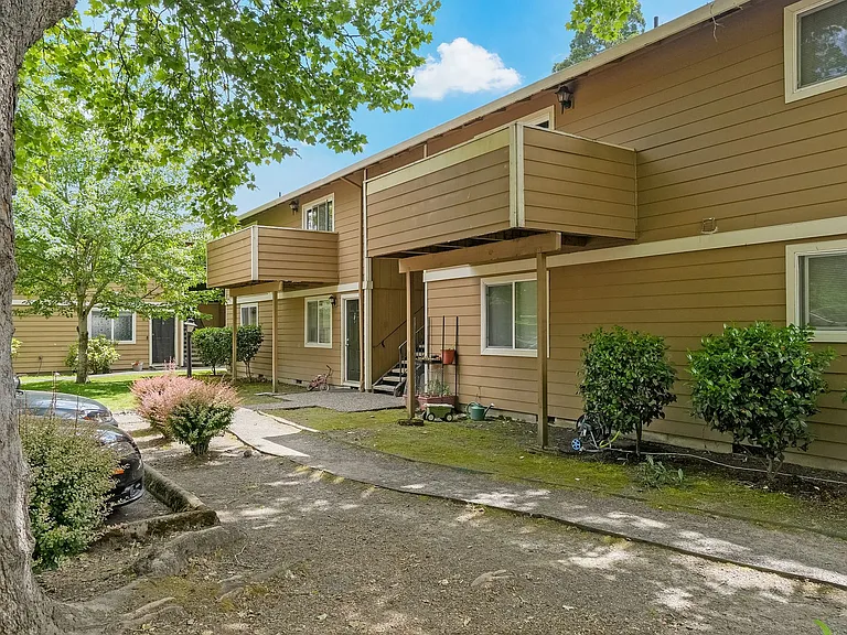 Erin Court — Photo 1