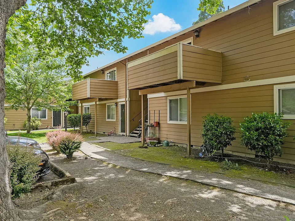 Erin Court Apartments - Call today for a tour !