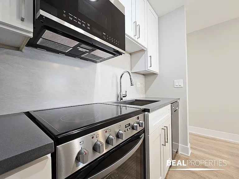 555 W Stratford Place — Photo 22