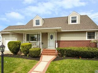 22 Byron St, Bethpage, NY 11714