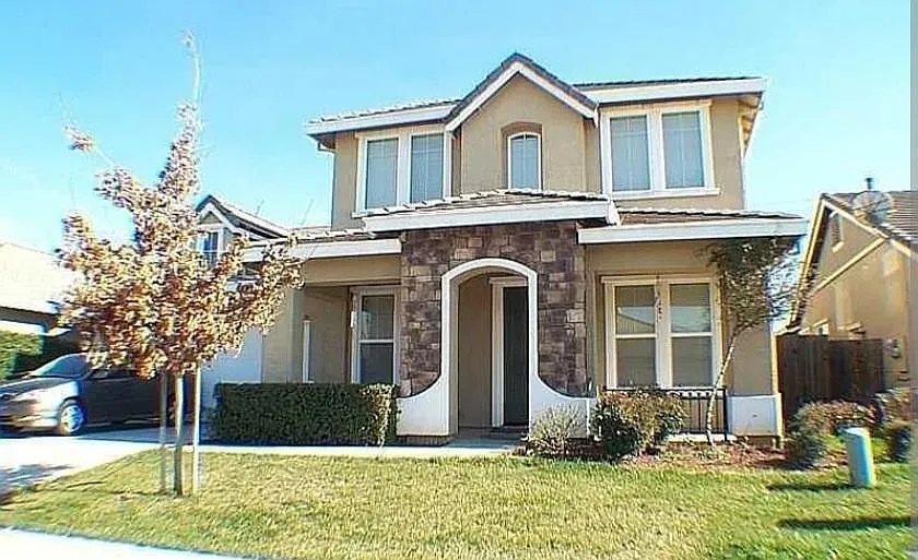 5 bed, 2550 sqft, $5,975 — Photo 2