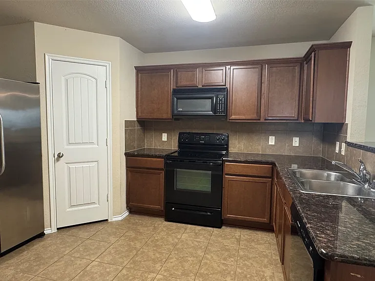 327 Elam Dr — Photo 6
