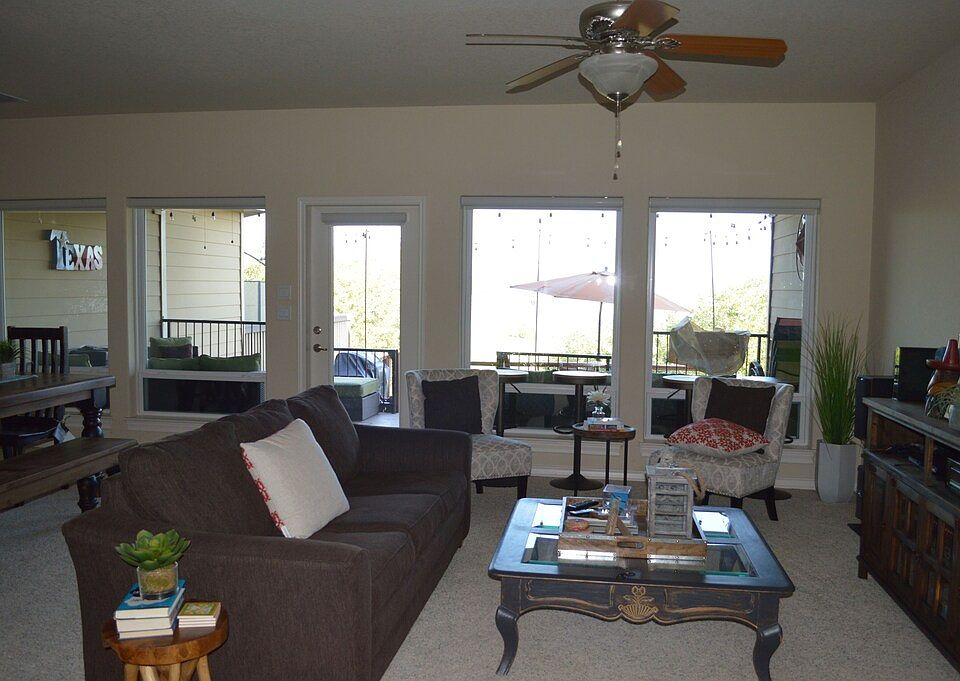 1st image of 982 Parkview Dr