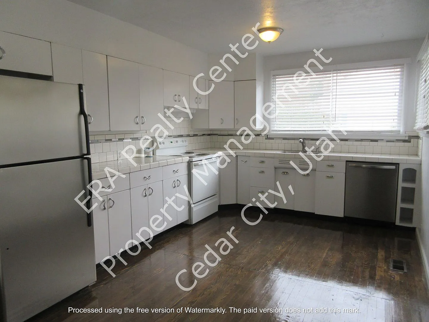Move-in Bonus Charming 4 bedroom, 2 bath single family home — Photo 2
