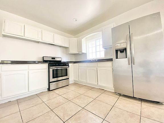 2nd image of 858 W 47th St #A