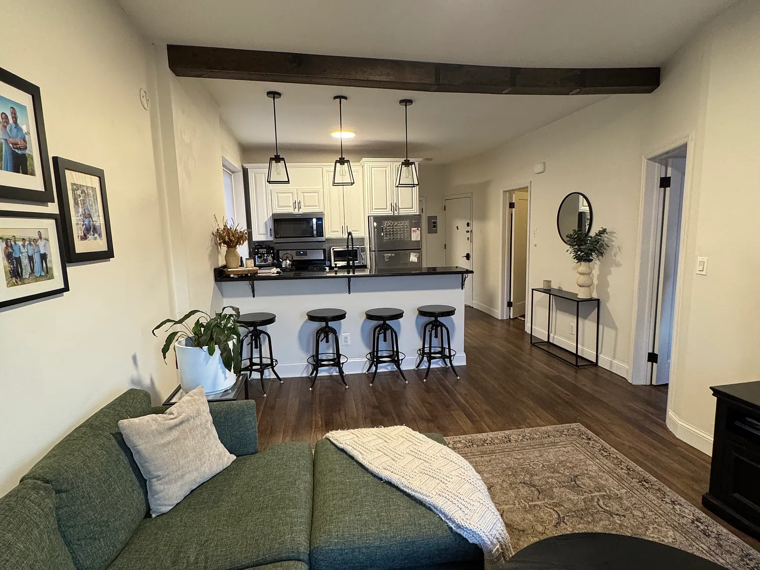 2 bed, 734 sqft, $3,200 — Photo 4