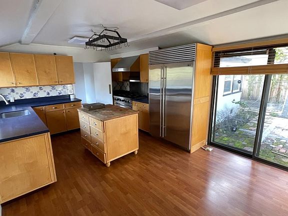 4th image of 2375 Byron St