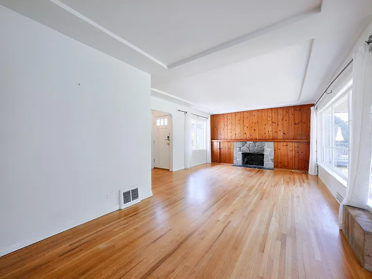 3775 Emerald Dr — Photo 22
