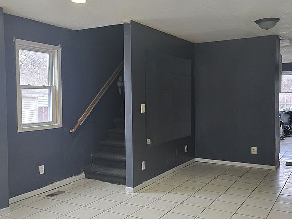 4th image of 896 Duchess St #1