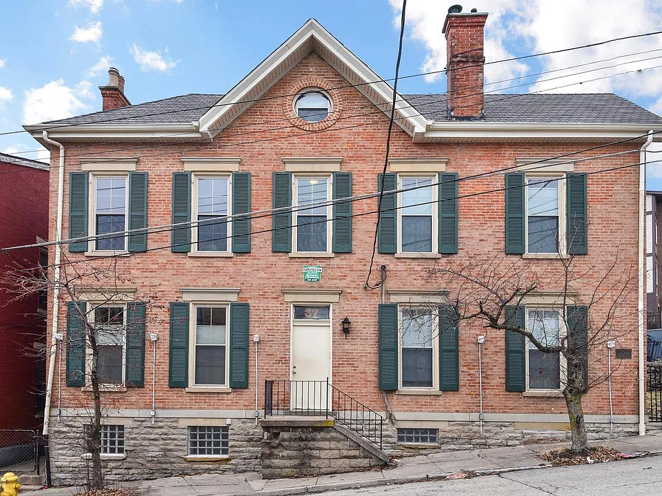 37 W Hollister St