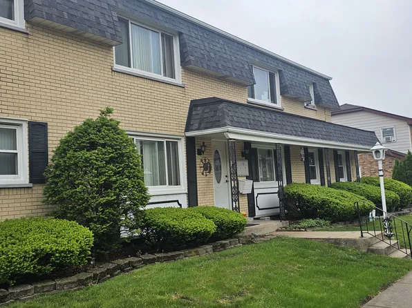 7506 Country Ln APT 1S, Darien, IL 60561