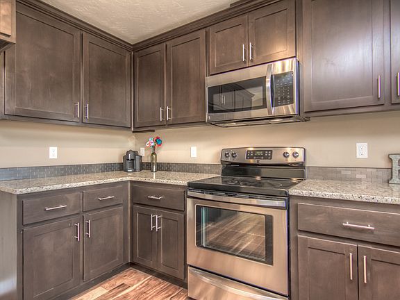 3rd image of 525 SE Gleneden Pl