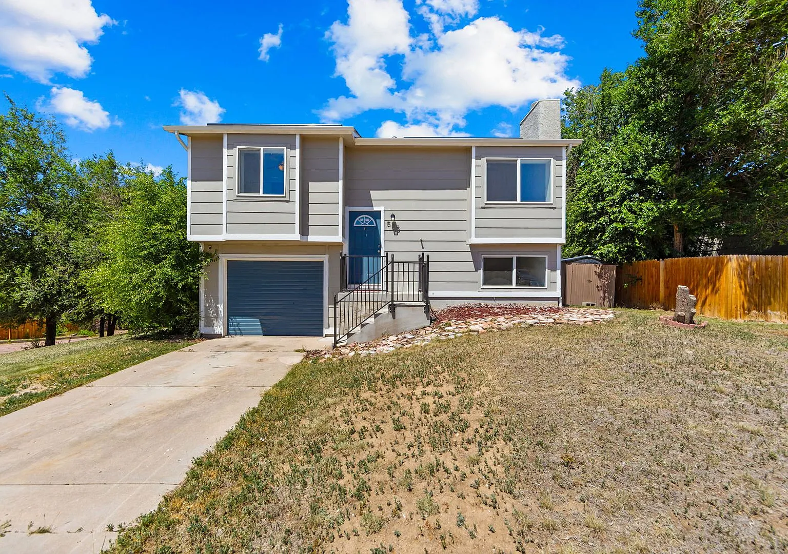 Beautiful 3 Bedroom 1 Bath Home in Fountain! — Photo 1