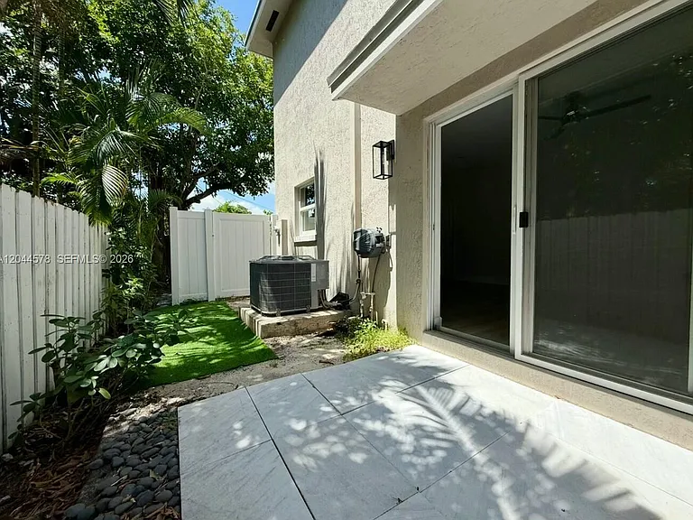 1035 NW 2nd Ave — Photo 34