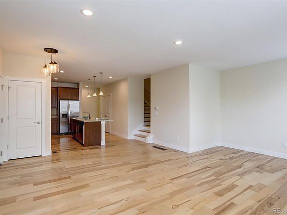 4th image of 671 Robert St