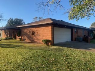 101 Cheyenne Dr, Comanche, OK 73529