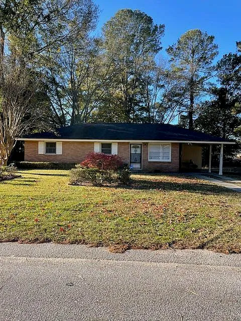 3 bed, 1.0 bath, 1100 sqft, $1,350 — Photo 2
