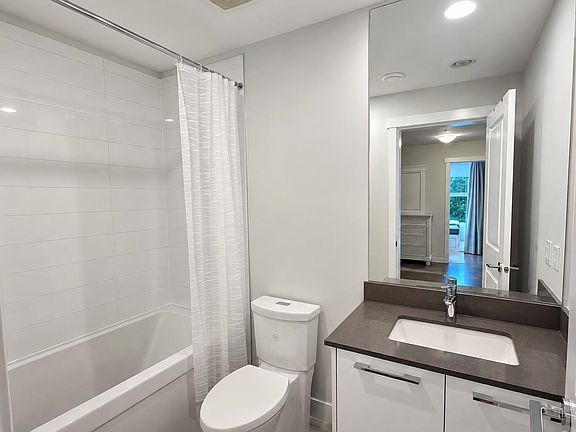 2nd image of 9551 Alexandra Rd #112