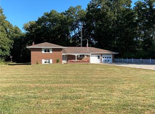 910 Nursery Rd, Charleston, IL 61920