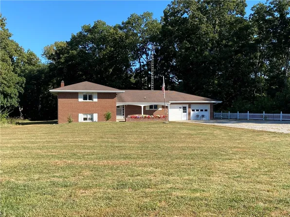 910 Nursery Rd, Charleston, IL 61920