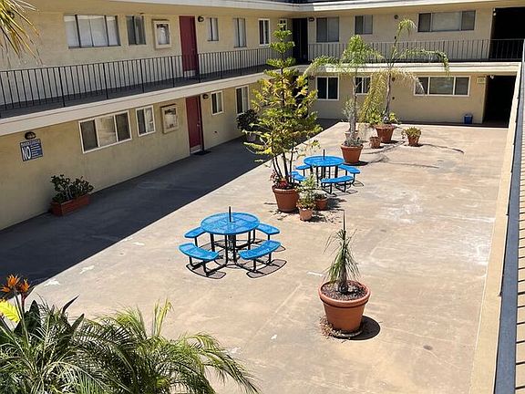 4th image of 433 Harlan St APT 208