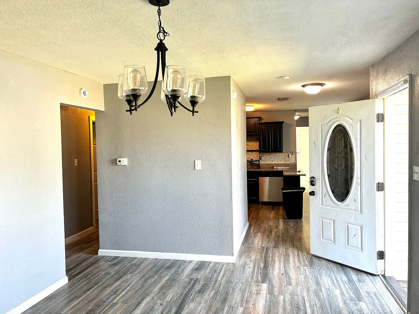 Charming Single Family Ranch for Rent! — Photo 3