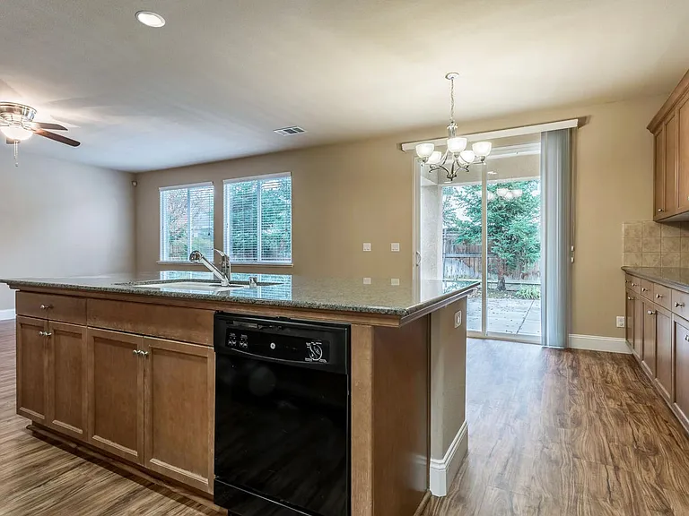 4044 Heritage Ln — Photo 16
