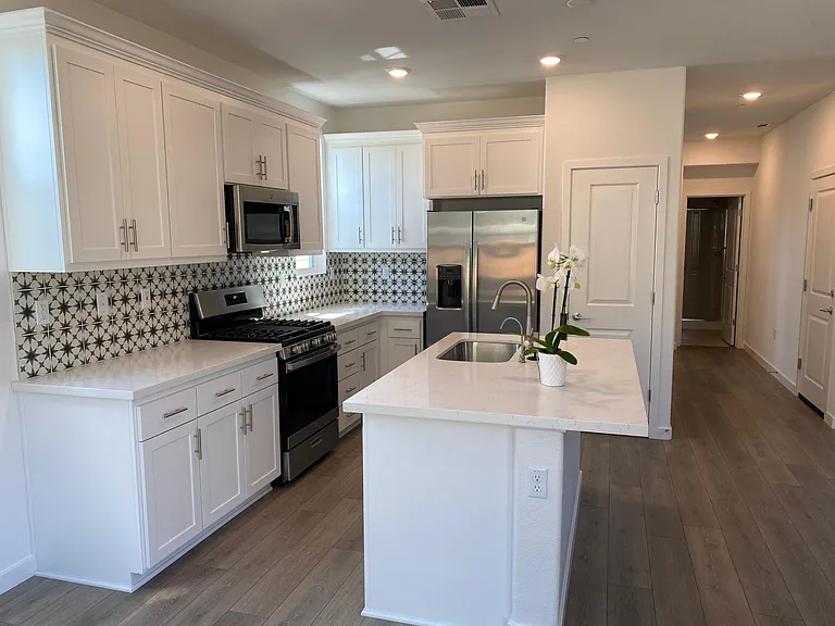 801 Verdant Ln — Photo 5